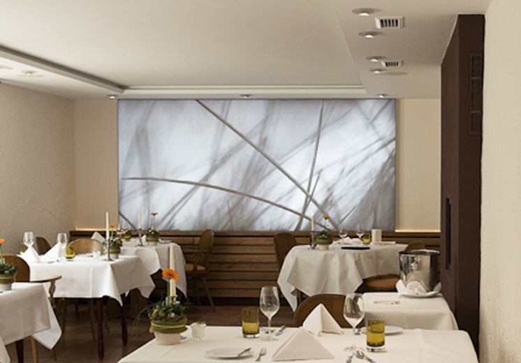Restaurant mit Leuchtrahmen-Wandbild